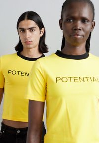 STAMM POTENTIAL FITTING TEE UNISEX - T-shirts med print - yellow
