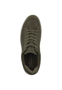 Oliegroene sneaker met een glad leren bovenwerk, vetersluiting, ronde neus en een witte rubberen zool. Het interieur heeft een gelabelde binnenzool.