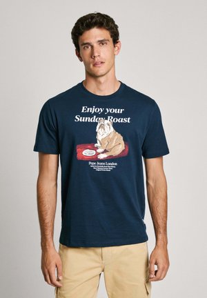 Camiseta de algodón azul marino con un gráfico de bulldog y el texto "Disfruta de tu asado del domingo." Manga corta, cuello redondo, corte relajado.