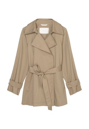 Beige trenchcoat met brede revers, lange mouwen met gespsluitingen, zijzakken en een ceintuur in de taille, plat uitgestald op een witte achtergrond.
