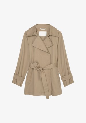 Beige trenchcoat met brede revers, lange mouwen met gespsluitingen, zijzakken en een ceintuur in de taille, plat uitgestald op een witte achtergrond.