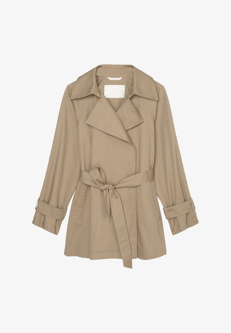 Trench-coat beige avec larges revers, manches longues avec sangles à boucles, poches latérales et ceinture nouée à la taille, présenté à plat sur fond blanc.