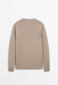 Pull tricot beige à manches longues avec poignets, ourlet et encolure ronde côtelés, présenté à plat avec le dos face visible sur un fond blanc.