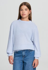 Jasnoniebieski dzianinowy sweter z okrągłym dekoltem, długimi rękawami i luźnym krojem. Szczegółowa tekstura z prążkowanymi mankietami i dołem.