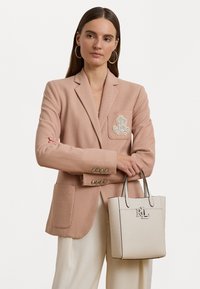 PEBBLED LEATHER SMALL CAMERYN TOTE BAG - Bolso de mano - soft white