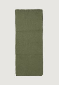 Couverture en tricot vert olive avec une texture côtelée et une forme rectangulaire, fabriquée à partir d'un tissu doux et épais. Les bords sont soigneusement finis.