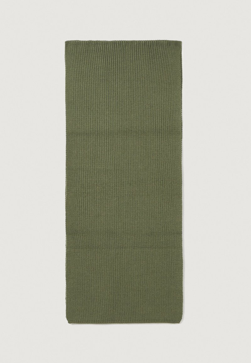 Couverture en tricot vert olive avec une texture côtelée et une forme rectangulaire, fabriquée à partir d'un tissu doux et épais. Les bords sont soigneusement finis.