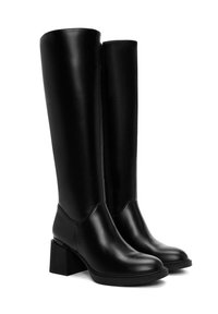 Bottes en cuir noires à hauteur de genoux avec un talon carré, texture lisse et fermeture éclair sur le côté. Design à bout arrondi.