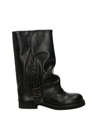 Stivale al ginocchio in pelle nera con design morbido, suola piatta e un prominente logo laterale. Texture liscia, dettagli minimi.