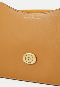 COACH SOFT GRAIN CHAIN TABBY SHOULDER BAG - Kézitáska - honey brown