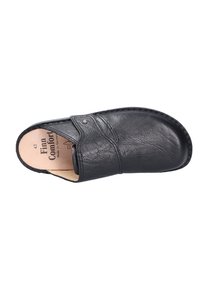 Chaussure noire en cuir à enfiler avec un bout arrondi, surface texturée et accents cousus. À l'intérieur se trouve une semelle intérieure marron étiquetée "Finn Comfort."