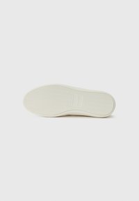 Semelle de chaussure en caoutchouc blanc avec un motif en chevron texturé. Présente un bout aplati et un logo rectangulaire au centre.