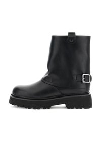 Bota de cuero negra hasta el tobillo con punta redonda, acabado texturizado, detalle de hebilla lateral y suela de goma resistente. Presenta una tira en la parte posterior.
