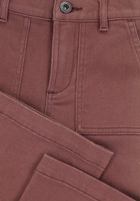 Bordeauxkleurige broek van duurzame stof met een gestructureerd oppervlak, voorzien van een knoopsluiting en meerdere zakken.