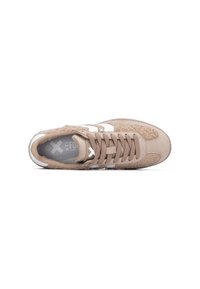Deportivas marrón claro con detalles de ante y textura, acento de logo blanco, cordones planos y plantilla acolchada. Suela de goma redondeada.