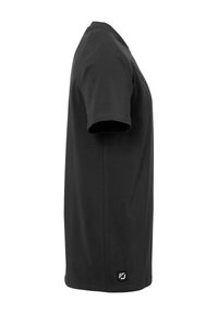 Sort bomulds T-shirt med korte ærmer, rund hals, lige kant og et lille logo-patch på nederste venstre side.