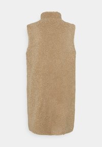 Písková vesta bez rukávů z plyšové, strukturované látky. Má vysoký límec a jednoduchý, rovný střih bez zapínání.