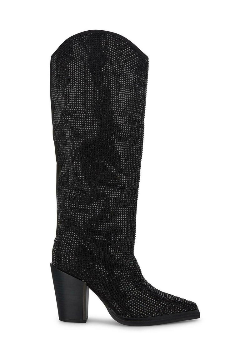 Bota negra alta de estilo western con brillantes adornos de rhinestones, puntera puntiaguda y un tacón robusto. Superficie texturizada con un diseño ajustado.