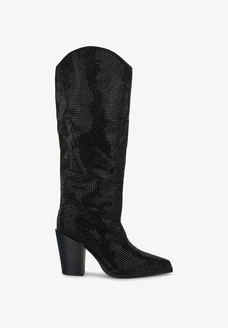 Bota negra alta de estilo western con brillantes adornos de rhinestones, puntera puntiaguda y un tacón robusto. Superficie texturizada con un diseño ajustado.