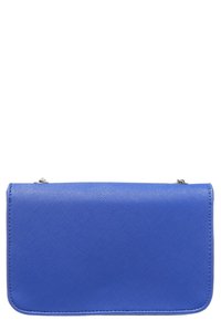 Modrá syntetická kůže crossbody taška se hladkým povrchem, obdélníkovým tvarem a horním klopovým uzávěrem. Obsahuje jemný diagonální vzor.