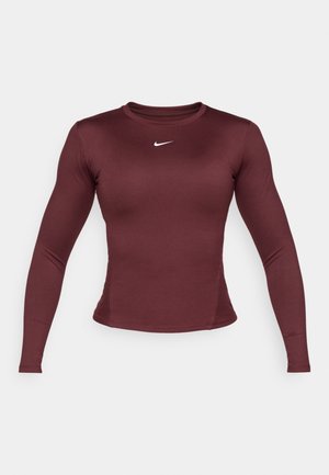Bordowy, długi rękaw sportowy top o dopasowanym kroju, wykonany z gładkiego materiału. Posiada małe białe logo Nike na piersi.