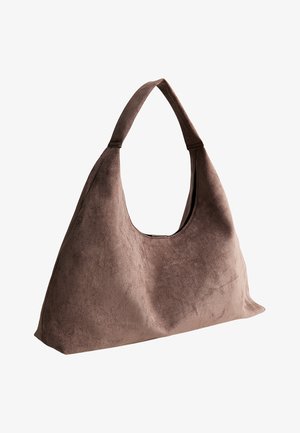 Borsa a tracolla in morbido camoscio marrone con una tracolla larga e una forma morbida e triangolare su sfondo bianco.