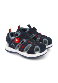 Sandalias de color azul marino y gris con parte superior de malla, acentos rojos y correa de velcro. Diseño de punta abierta y suela blanca acolchada para mayor comodidad.
