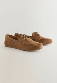 Bruine suède mocassinschoenen met ronde neus, voorzien van tonale veters, oogjes en een rubberen zool, ontworpen voor casual gebruik.