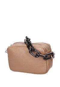 Tan leren tas met twee ritscompartimenten, een zwarte stevige kettinghandgreep en een gestructureerde afwerking. Compacte rechthoekige vorm.