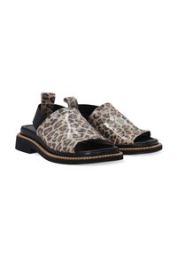 Leopardprint instapsandalen met zwarte accenten, open teen, textuur bovenkant en een stevige lage hak. Voorzien van een decoratieve goudkleurige rand.