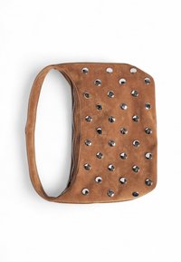 Borsa in suede marrone a forma arrotondata, con numerosi borchie argentate sulla superficie e una chiusura con zip.