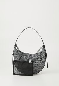 Sac à bandoulière en maille noire et argent avec une fine sangle et petite pochette zippée en maille noire attachée à l'avant sur fond blanc.