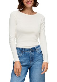 Witte lange mouwen top met een ronde halslijn, gecombineerd met lichtblauwe denim jeans. Heeft een zachte stof en een ontspannen pasvorm.