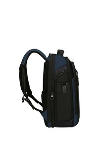 Zaino nero e blu con spallacci imbottiti, più scomparti con zip e un design elegante e strutturato. Materiali testurizzati.