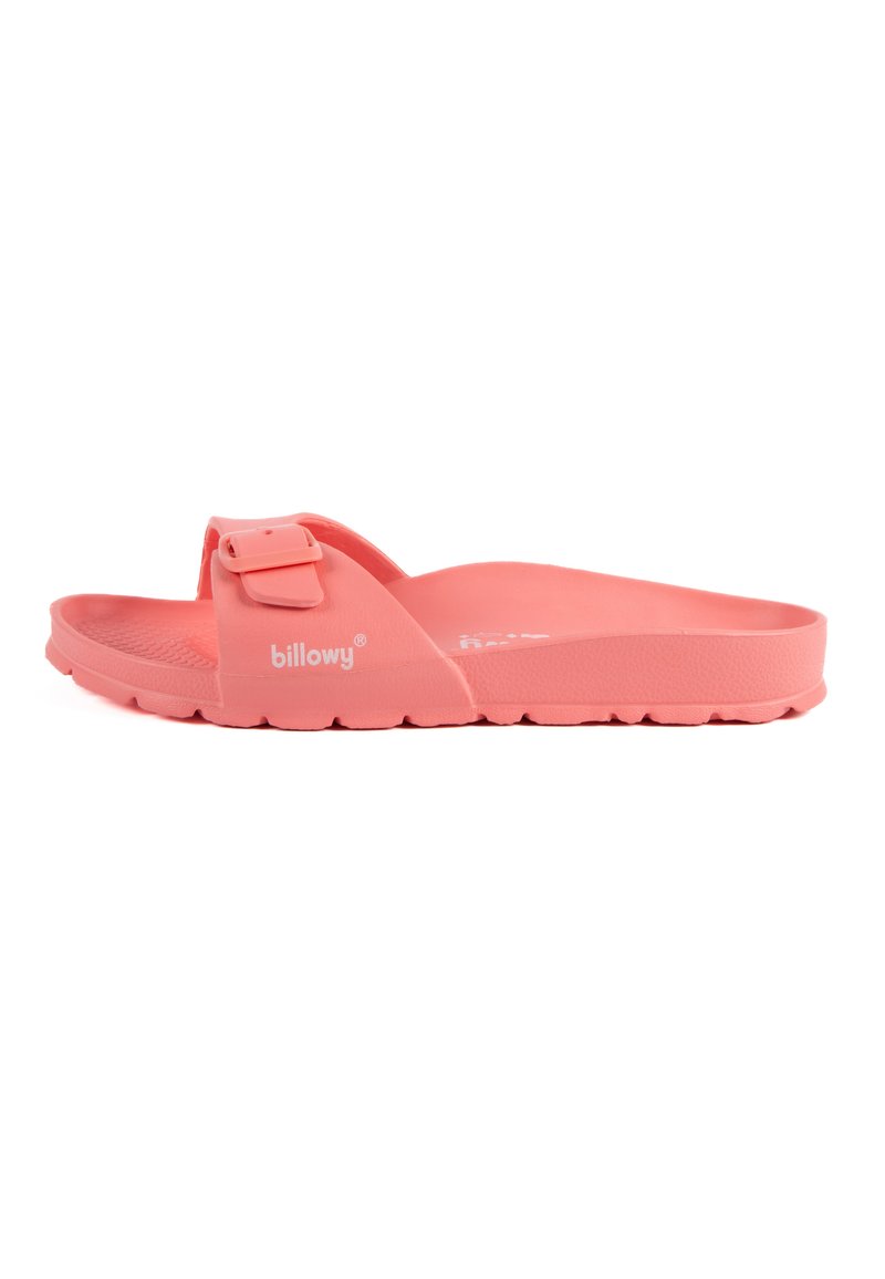 Sandale en caoutchouc rose avec boucle réglable, semelle texturée et semelle flexible. Nom de la marque "billowy" imprimé sur le côté.