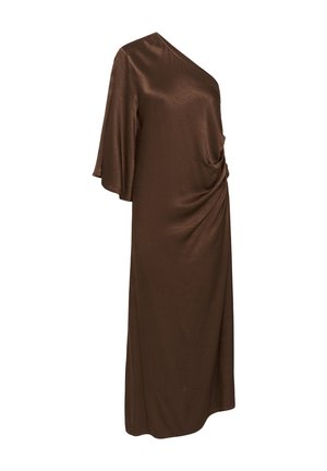 Abito midi in raso marrone con una spalla sola, dettaglio drappeggiato in vita e manica morbida a metà gomito sul lato sinistro.