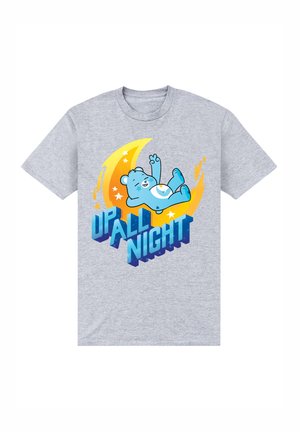 Šedé tričko s krátkým rukávem s designem modré kreslené medvědí postavy, která leží na žlutém srpovém měsíci s nápisem "UP ALL NIGHT" v modré barvě.