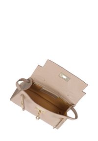 Borsa a mano in pelle beige chiaro con finitura testurizzata, accessori in oro e apertura sulla parte superiore. Presenta tasche interne per un'organizzazione ottimale.