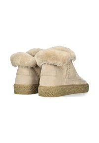 Botines beige forrados de piel sintética, con parte superior de ante, suela plana texturizada y un sencillo detalle de costura.