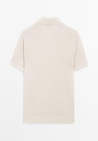 Polo shirt beige a maniche corte con colletto e orlo a coste, mostrato da dietro su sfondo bianco.