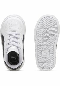 Weißer Sneaker mit schwarzen Akzenten, Lederobermaterial, perforierte Spitze, flache weiße Schnürsenkel, gepolsterter Kragen, strukturierte Gummisohle mit Profil.