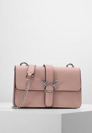 Borsa a tracolla in pelle rosa pallido con tracolla in catena argentata e chiusura decorativa a anello con due uccelli sul pattino anteriore.