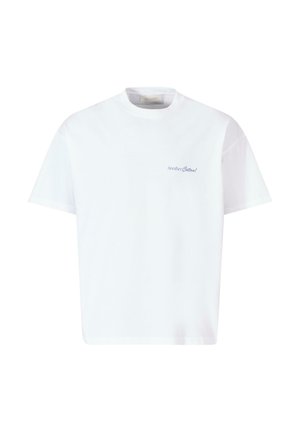 T-shirt bianca in cotone con maniche corte e scollatura rotonda. Presenta un piccolo logo testuale blu sul lato sinistro del petto.