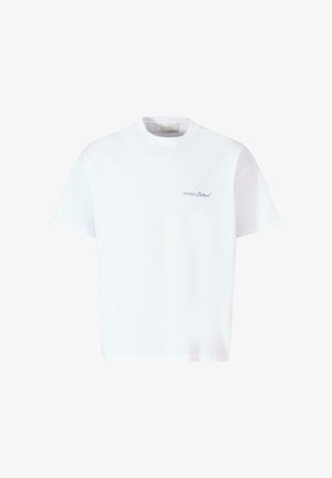 T-shirt bianca in cotone con maniche corte e scollatura rotonda. Presenta un piccolo logo testuale blu sul lato sinistro del petto.