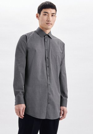 Graues Langarm-Hemd mit Knopfleiste und Kragen, einer Brusttasche und strukturiertem Stoff. Sechs sichtbare Knöpfe vorne.
