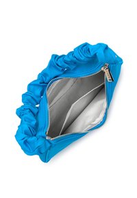 Pochette bleu vif avec des détails en tissu froncé, fermeture éclair en argent et un intérieur gris lisse comportant plusieurs compartiments.