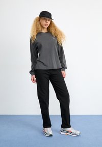 Carhartt WIP NELSON - Pikkade varrukatega topp - charcoal