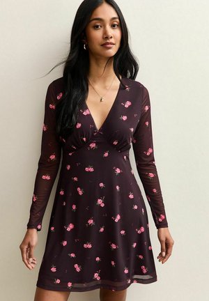 Bloemenjurk in donker bordeauxrood met lange doorschijnende mouwen. Heeft een diepe V-hals en een A-lijn silhouet, versierd met roze rozenpatronen.