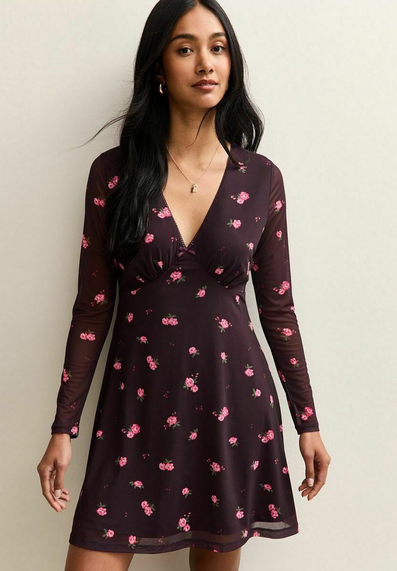 Abito floreale in un profondo bordeaux con maniche lunghe trasparenti. Presenta un profondo scollo a V e una silhouette a A, decorato con motivi di rose rosa.