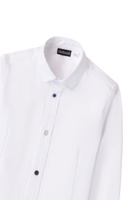 Biała koszula z guzikami, klasyczny kołnierzyk, z niebieskim i beżowym guzikiem. Gładki materiał i czysty design, bez wzorów.